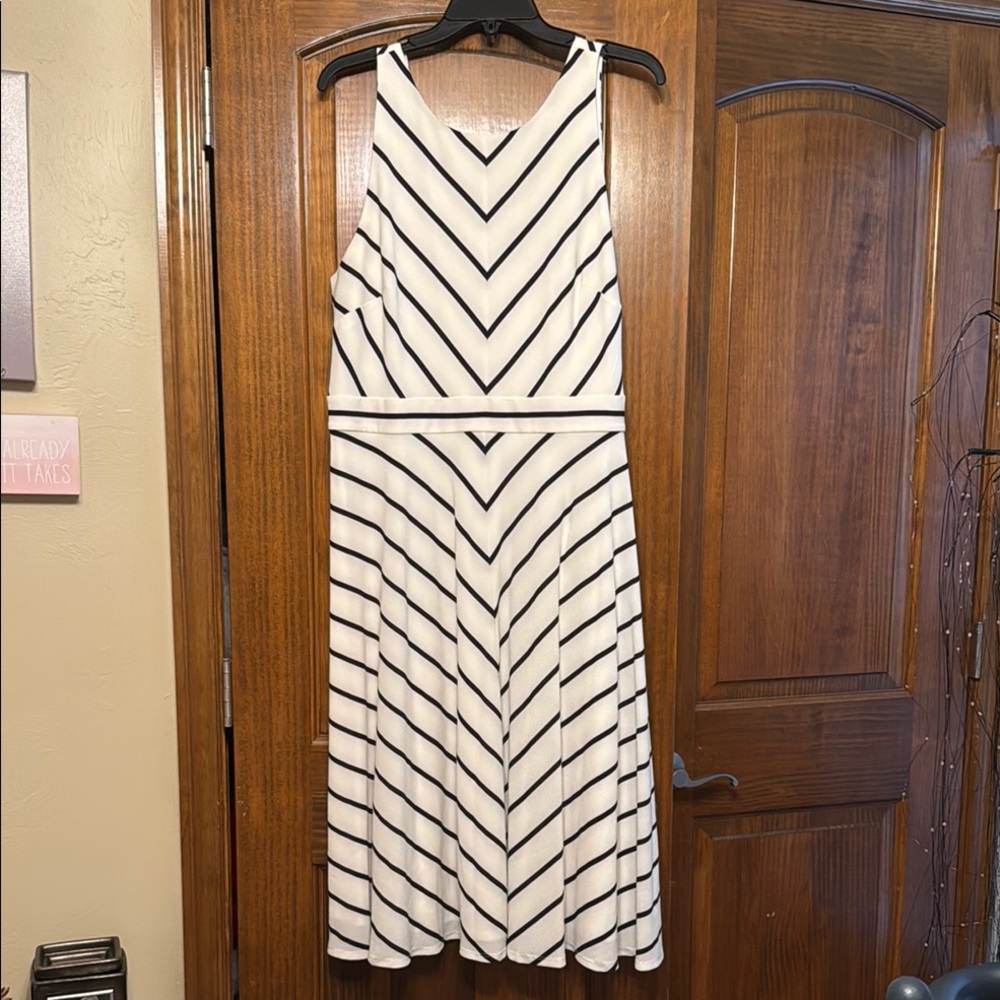 Jessica Howard Striped Sleeveless Dress in Black and White
